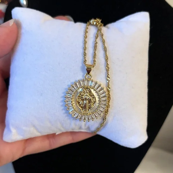 Elegant Gold and Silver Pendant Necklace - Picture 6 of 6